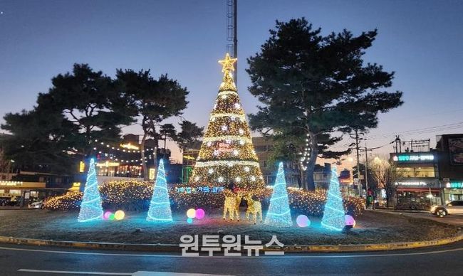 파주시 주요 교차로 대형 성탄절 나무 경관조명 설치… 따뜻한 연말 분위기 연출