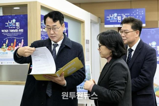 정명근 화성특례시장이 나래울마켓 내 먹거리기본코너 현장을 점검 하고 있다