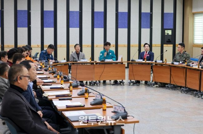 최충규 대덕구청장과 대덕구의회 의장, 제1970부대 1대대장, 대덕경찰서장, 대덕소방서장 유관 기관장들이 10일 구청 대회의실에서 ‘2025년 4분기 통합방위협의회’를 열고 지역 안보 태세를 점검하고 있다.