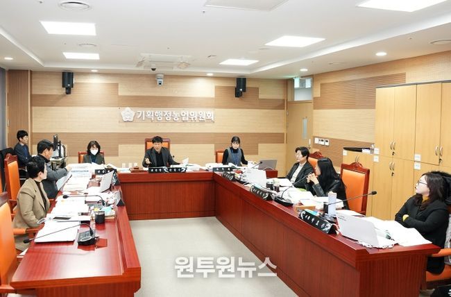 아산시의회 기획행정농업위원회가 제263회 아산시의회 제2차 정례회 중 2026년도 본예산 심사를 진행하고 있다.