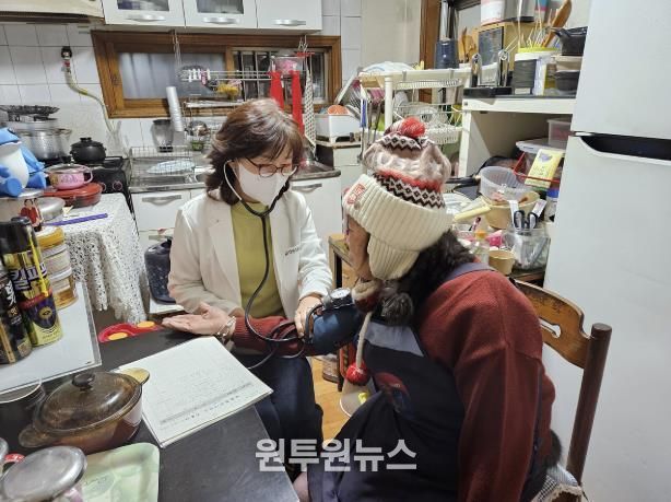 건강취약 어르신대상 방문건강관리하고 있는 모습