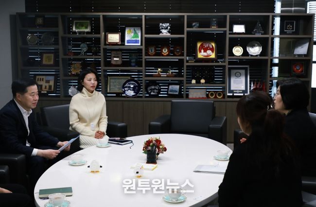 인천항만공사 이경규 사장이 한국백혈병소아암협회 경인지회 이주영 사무국장과 기부 관련 논의를 하고 있다