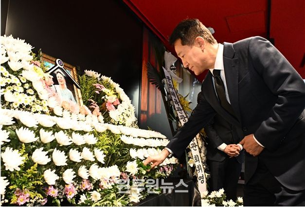 오세훈 서울시장이 11일(목) 오후 중구 충무로 서울영화센터에 마련된 원로배우 고(故) 김지미 추모 공간을 찾아 조문하고 있다.