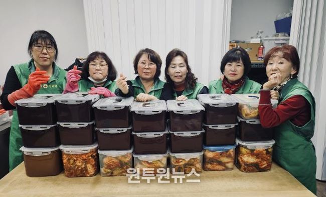 양주시 회천1동 새마을 지도자회·부녀회, 관내 취약계층 위해 100만 원 및 김장김치 13통 전달