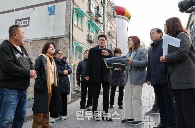 인천 중구, 동화마을 벽화 리뉴얼 사업 추진 중‥지난 10일 김정헌 구청장 현장 방문