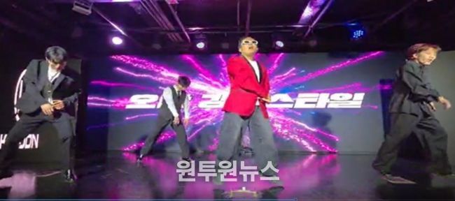 공연을 하고있는 인디스탈 소속 K-Pop 개그 아이돌 (사진제공: 주한외국기업연합회 KOFA)