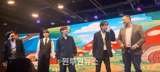 공연을 하고있는 K-Pop 개그 아이돌 과 바스티안 뢰슬러 회장 회장 (Plasmatreat Korea) (사진제공: 주한외국기업연합회 KOFA)