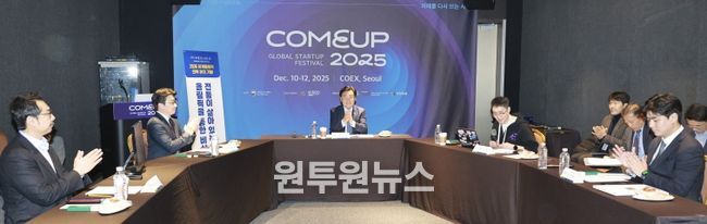 12일 김관영 도지사가 서울 코엑스에서 열린 ‘컴업 2025’ 에서 국내 최대 스타트업 단체인 코리아스타트업포럼과 함께 ‘피지컬 AI 기회의 땅, 전북’을 주제로 좌담회를 갖고 전북 스타트업 전시관을 둘러보고 있다