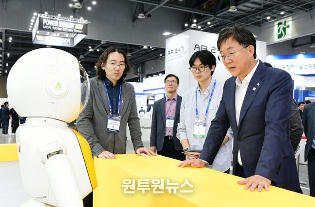 이민근 안산시장이 킨텍스에서 열린 '2024로보월드'에서 관계자로부터 휴머노이드로봇에 대한 설명을 청취하고 있다.