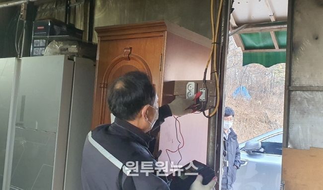 지난 11일 특별점검반이 관내 주거용 및 창고용 비닐하우스를 대상으로 화재 예방 점검을 하고 있다.