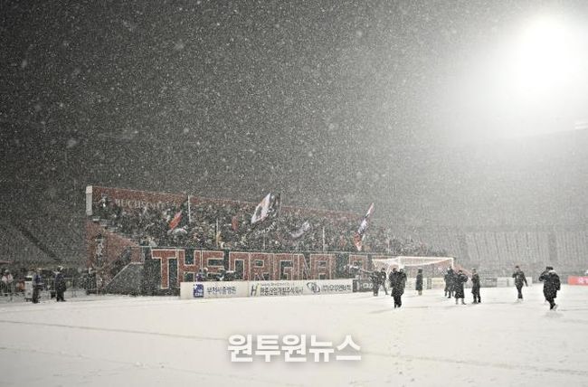 이달 4일, 부천FC1995의 승강 PO 1차전이 폭설로 연기된 후에도 헤르메스가 자리를 지키며 응원하고 있다.