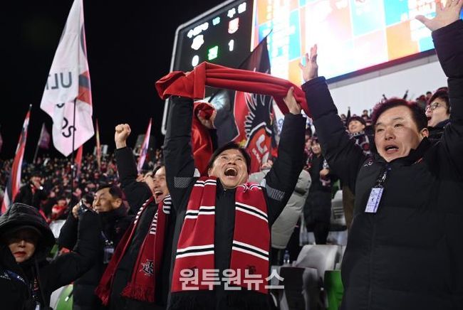 이달 8일 부천FC1995 승강 PO 2차전 경기에서 골을 넣자, 조용익 부천시장이 기뻐하고 있다