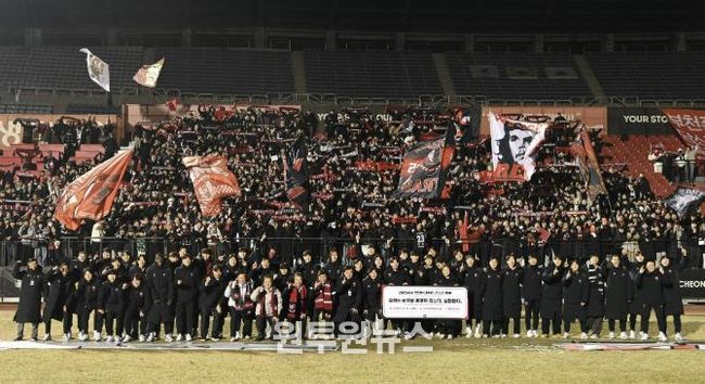 부천FC1995 K리그1 승격을 축하하며 선수단과 헤르메스가 단체 기념사진을 촬영했다.