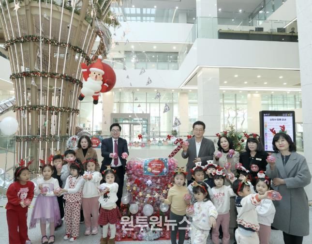 지난 12일, 박일하 동작구청장(왼쪽 두 번째)이 ‘사랑의 저금통 쌓기’ 행사에서 참석자들과 기념 촬영하고 있다.