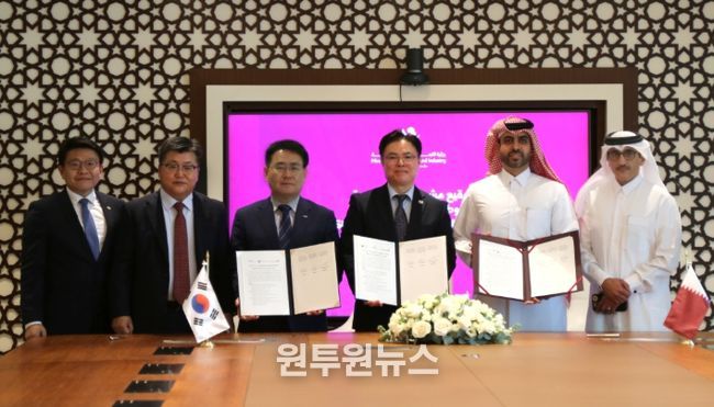 목성호 지식재산처 차장(왼쪽 4번째)이 모하메드 빈 하산 알 말키(Mohammed bin Hassan Al Malki) 통상산업부 차관(왼쪽 5번째) 및 윤병수 한국특허전략개발원장(왼쪽 3번째)과 ‘카타르 국가 지식재산 전략 계획 수립 계약’을 체결한 후, 기념촬영을 하고 있다.