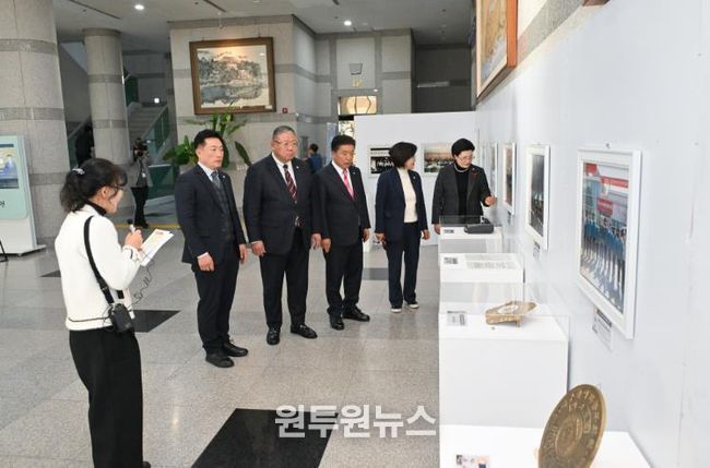 진주시의회, 역사적 순간들 한눈에…의정활동 사진전 열어