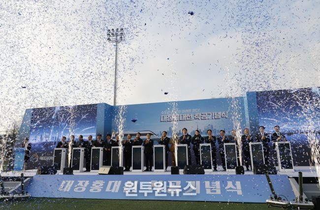 진교훈 서울 강서구청장이 부천시 오정대공원 인조잔디구장에서 열린 ‘대장홍대선 광역철도 착공식’에 참석했다.