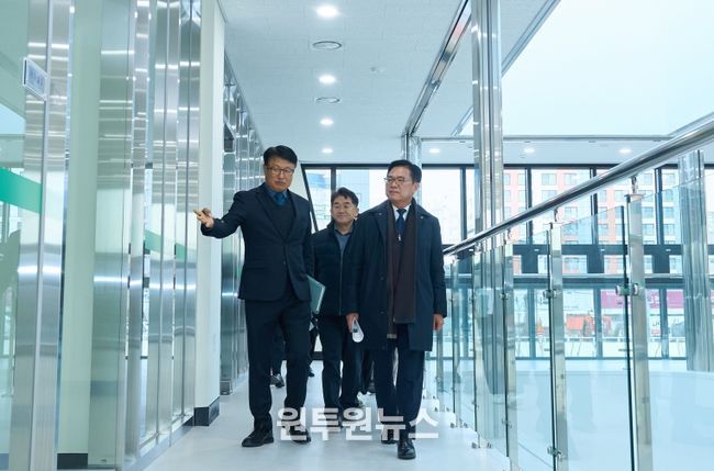 1. 15일 김석필 천안시장 권한대행 부시장이 업사이클센터, 천안시립노인요양시설 등 대규모 건설 현장을 방문해 현장을 둘러보고 있다.