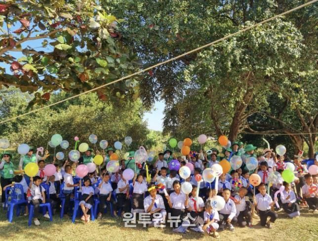 라오스 비엔티안 쌍텅구 쌈판나마을에서 현지 초등학생들과 함께 풍선아트 놀이 프로그램을 진행하는 모습
