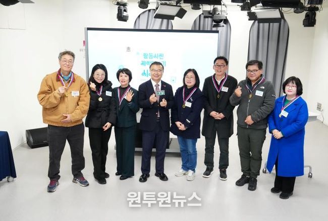 면목미디어센터의 ‘활동사진 제작단’ 2기 수료식에 참석한 류경기 중랑구청장과 구민들의 모습