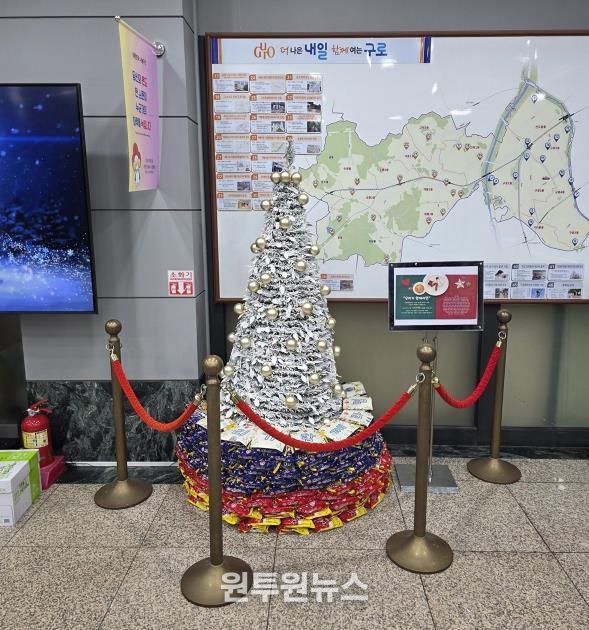 구로구청 본관 로비 중앙에 마련된 라면트리 전시 전경