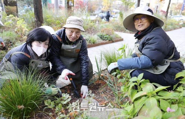 강동 아.정.이 활동 현장(맨 왼쪽 이수희 강동구청장)