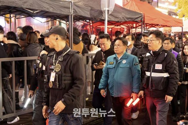 지난 10월 핼러윈데이 인파 밀집에 대비해 안전관리를 펼치고 있는 박강수 마포구청장