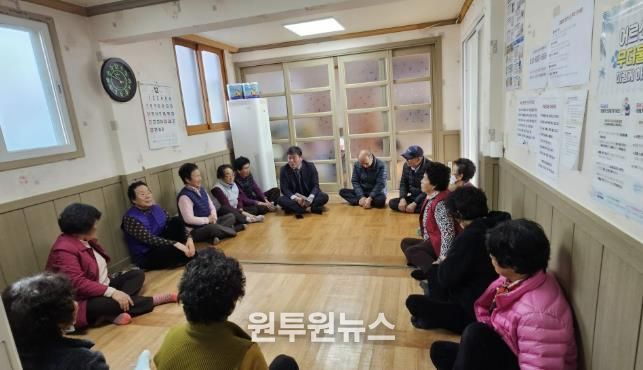 강진읍장이 한파에 대비해 경로당을 방문, 어르신들과 안부를 나누고 있다.