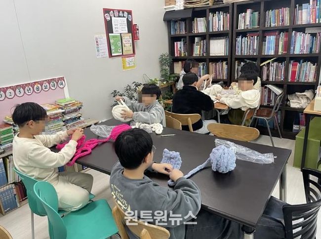 의정부시 송산2동, 아이들의 손끝에서 피어난 온기…어르신께 전할 사랑의 목도리 준비