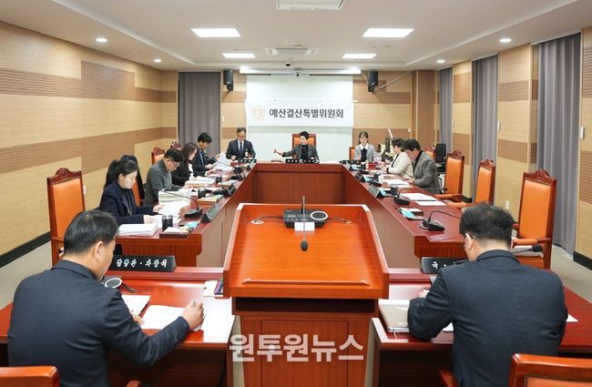 아산시의회 예산결산특별위원회가 각 상임위원회에서 예비 심사를 마친 2026년도 예산안을 제3차 회의에서 심사·의결하고 있다.