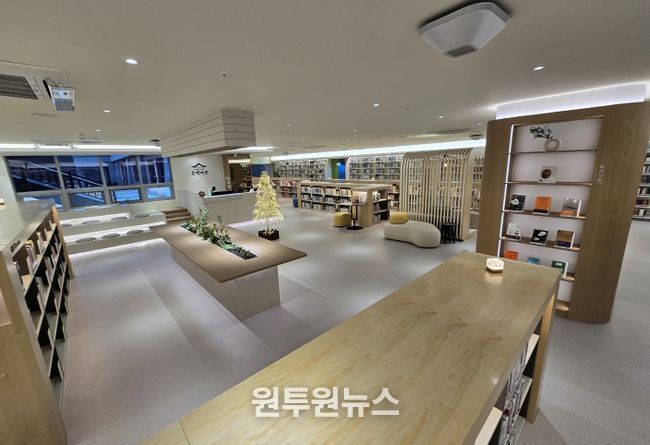 경북교육청, 북카페형 행정자료실 ‘온책마루’ 개관...직원 독서?휴식?소통 강화(책과 사람이 만나는 따뜻한 복합 문화공간으로 재탄생)