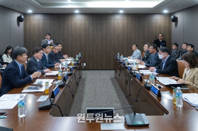 박승원 광명시장(사진 왼쪽 두 번째)이 16일 오후 GH 광교 본사를 찾아 김용진 GH 사장(사진 오른쪽 두 번째)에게 광명시흥 3기 신도시, 구름산지구 등 주요 개발사업 신속한 추진을 촉구하고 있다.