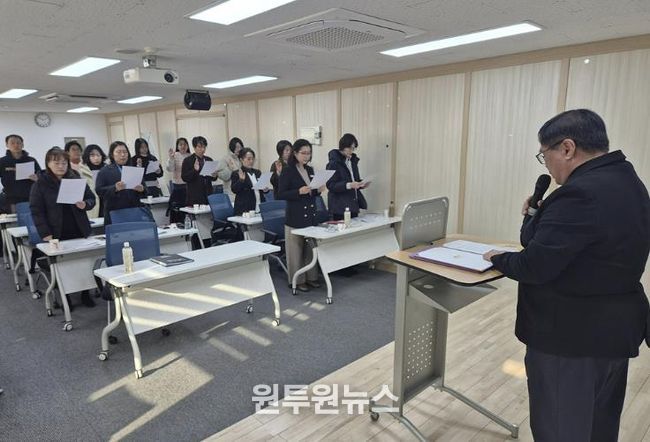 2025 반부패‧청렴실천 행사에서 참석자들이 윤리헌장을 낭독하고 있다.