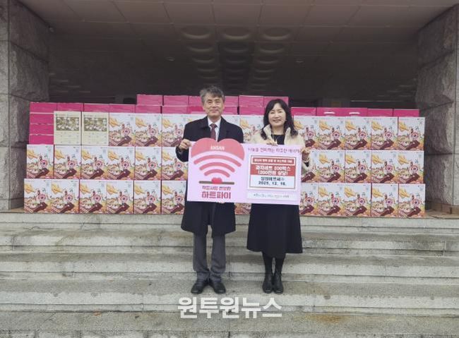 이경숙 복지정책과장(오른쪽)이 16일 안종호 삼성에프씨(주) 대표로부터 과자선물세트 200개(약 200만 원 상당)를 기탁받고 있다.