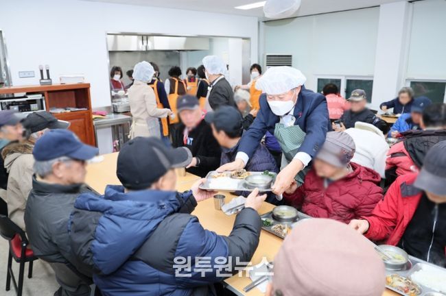 김완근 제주시장, 노인복지회관 경로식당 찾아 배식 봉사