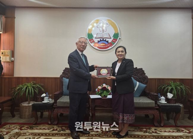 충남교육청, 라오스 정부 훈장 받다...20년 교육정보화 동행의 성과