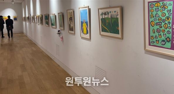 인천장애인종합복지관과 혜원의료재단 세종병원이 함께 준비한 전시회 ‘세종 온(溫) 세상을 그리다: 함께 나누는 희망’이 열린 지난 9일 관람객이 작품을 감상하고 있다.