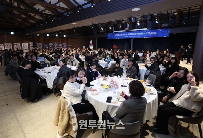 12월 18일(목)에 조치원 1927 아트센터에서 지방공무원 100여 명을 대상으로 열린 ‘지방공무원 배움공동체 자율연수 성과나눔회’ 모습