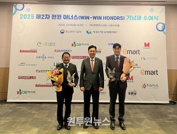 시상식_왼쪽부터 한전 에너지생태계조성처 중소벤처사업실장 오창수, 중소벤처지원부 이병권 제2차관, 칼선 안용진 대표