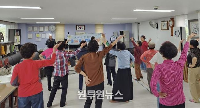 화성시동부보건소 관계자가 신영통현대2단지 온돌경로당에서 온돌경로당 프로그램을 운영하고 있다