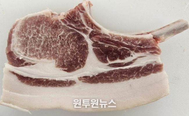 색이 붉은 돼지고기