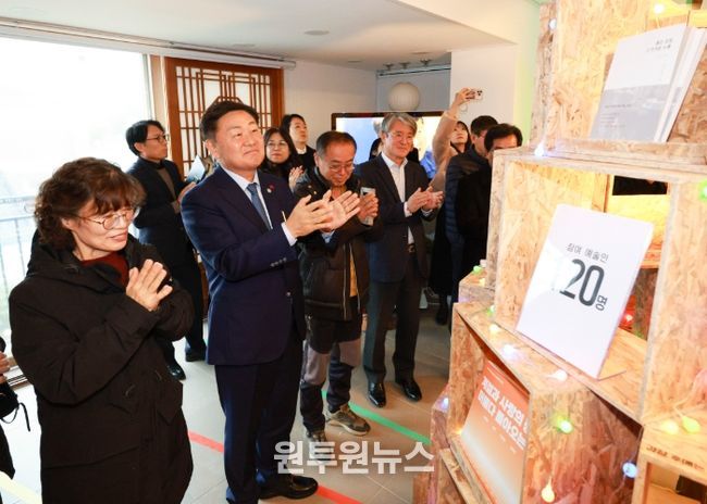 24일 전주시 하얀양옥집(구 도지사 관사)에서 열린 2025년 전북형 마을문학 프로젝트 성과공유회에 김관영 전북특별자치도지사를 비롯해 마을주민과 예술인등 참석자들이 이야기나무 점등식을 갖고 있다