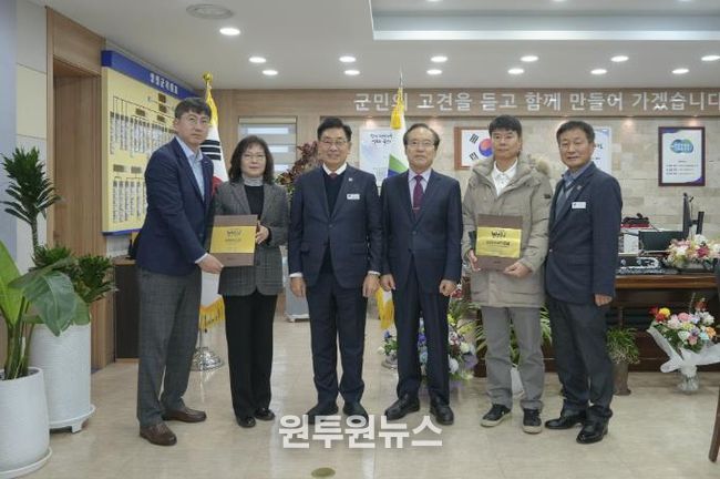 인증 현판 전달 후 기념 사진(양평군수, 참석자 전체)