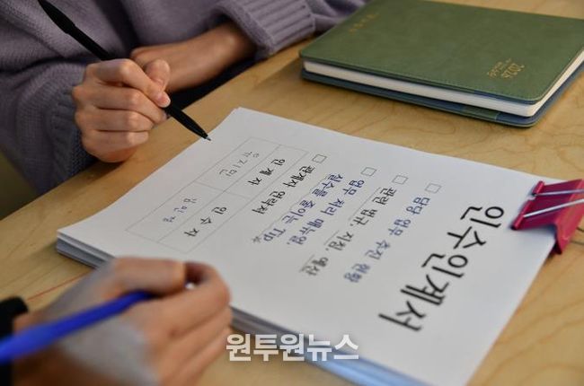 인수인계를 하는 모습(연출된 사진입니다)