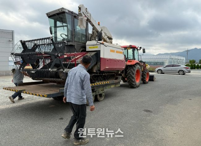 강진군 농기계 임대사업소에서 근무자들이 임대 농기계를 출고하고 있다.