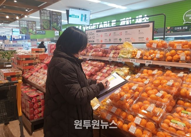 물가관리 조사원이 관내 대형마트에서 물가동향을 조사하고 있다.