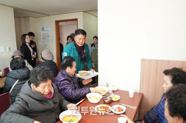 한국자유총연맹 부산남구지회‘이웃과 함께 나누는 사랑의 국수 접대’