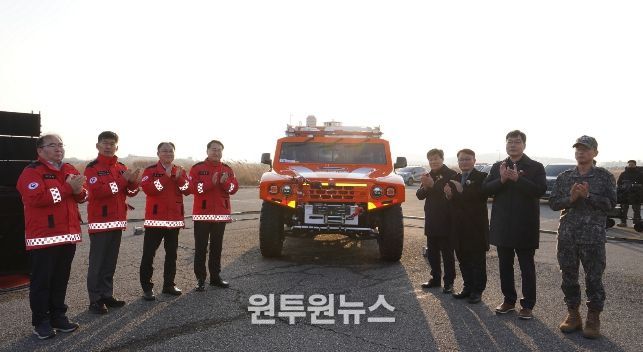 김인호 산림청장(왼쪽에서 네번째)이 다목적산불진화차량 출고 기념식에서 기념사진을 촬영하고 있다
<p>