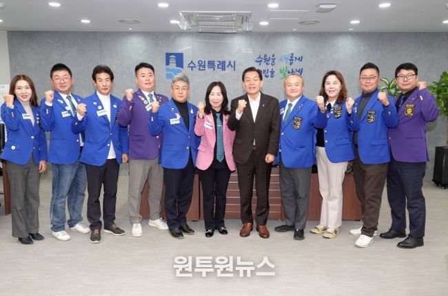 이재준 수원시장(오른쪽 5번째)과 수원2지역 로타리클럽 임원들이 성금 전달식 후 기념촬영을 하고 있다.