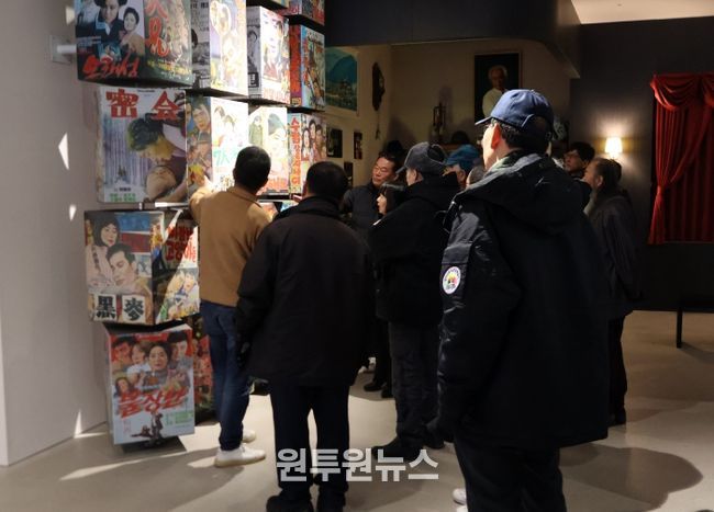 신성일기념관을 견학하는 영천시 문화관광해설사들